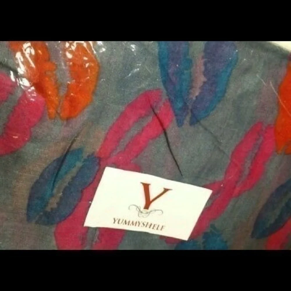 ☄Yummy Shelf Kisses Printed Rectangular Scarf